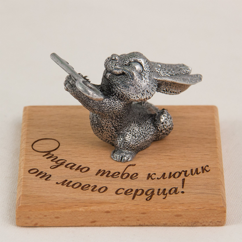 Фигурка "Отдаю тебе ключик от моего сердца!" (заяц с ключом)