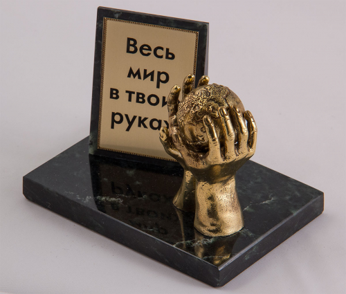 Фигурка на камне "Весь мир в твоих руках" фото 2