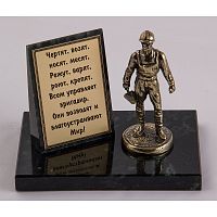 Фигурка на камне "Строитель"