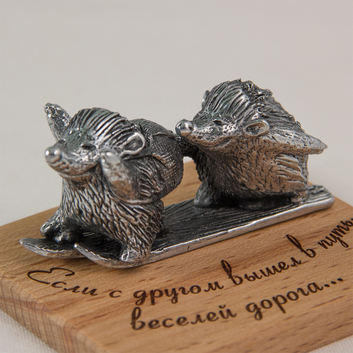 Фигурка "Если с другом вышел в путь, - веселей дорога…" (два ежика на общих лыжах) фото 3
